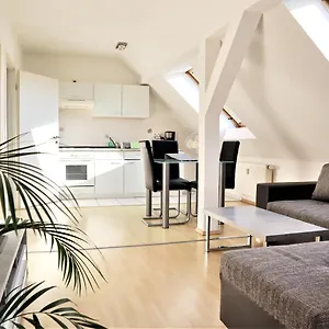 Kuschelige Dachgeschosswohnung Am Clarapark Apartment